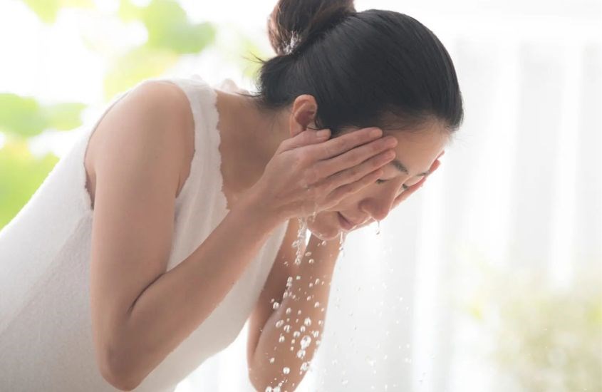 Rửa mặt với nước ấm bình thường, sau đó sử dụng nước muối để rửa mặt Rửa mặt với nước ấm bình thường, sau đó sử dụng nước muối để rửa mặt