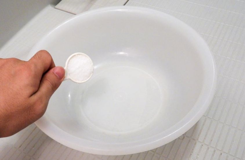 Chuẩn bị 2,7g muối hòa cùng với 3 lít nước ấm Chuẩn bị 2,7g muối hòa cùng với 3 lít nước ấm