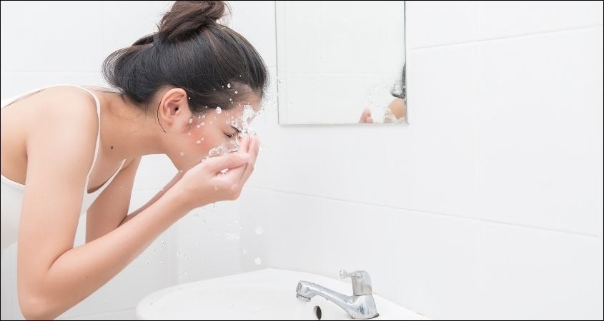 Rửa mặt lại với nước ấm cho sạch. Rửa mặt lại với nước ấm cho sạch.