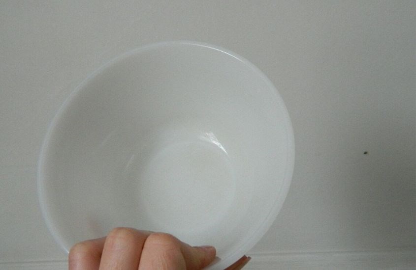 Dùng thau sạch để đựng nước muối sinh lý Dùng thau sạch để đựng nước muối sinh lý