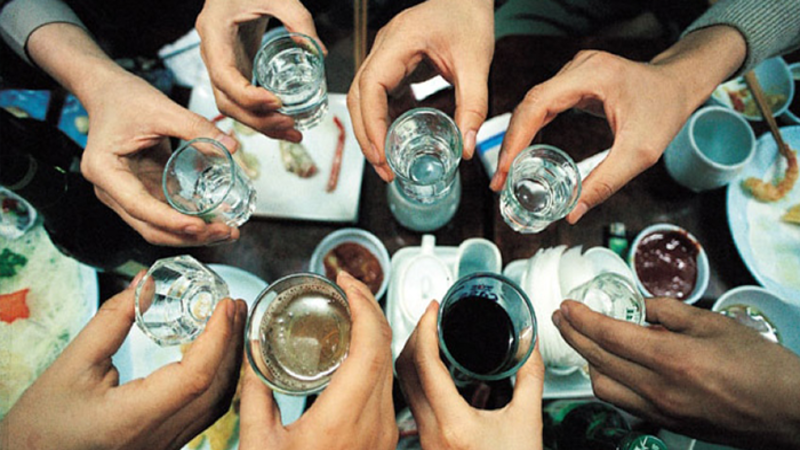 Việc dùng quá nhiều rượu bia sẽ khiến cho hệ miễn dịch của bạn bị suy giảm nhanh chóng