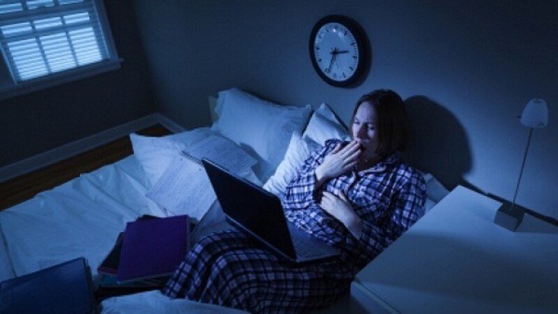 Thức khuya và mất ngủ có thể làm bạn dễ bị nhiễm lao