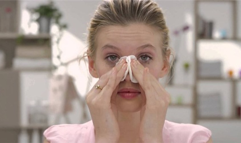 Dùng bông tẩy trang đã thấm dầu tẩy trang lên vùng có mụn đầu đen và massage nhẹ nhàng trong 1 - 2 phút. Dùng bông tẩy trang đã thấm dầu tẩy trang lên vùng có mụn đầu đen và massage nhẹ nhàng trong 1 - 2 phút.