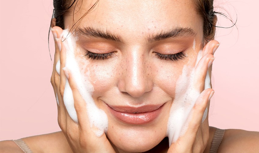 Dùng sữa rửa mặt tạo bọt ra tay và tiếp tục massage nhẹ nhàng trên vùng da bị mụn Dùng sữa rửa mặt tạo bọt ra tay và tiếp tục massage nhẹ nhàng trên vùng da bị mụn