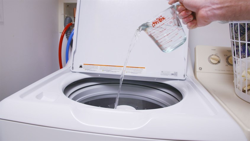 Pour 300ml of vinegar into the washing machine