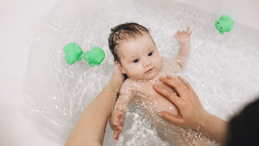 Hướng dẫn cách tắm cho trẻ sơ sinh 1 tháng tuổi đúng chuẩn và an toàn