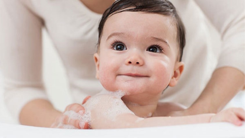 Lưu ý khi tắm cho trẻ sơ sinh một tháng tuổi