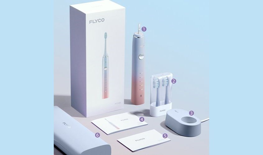 Bàn chải điện Flyco FT7105VN được tặng kèm đầu chải và hộp đựng du lịch 