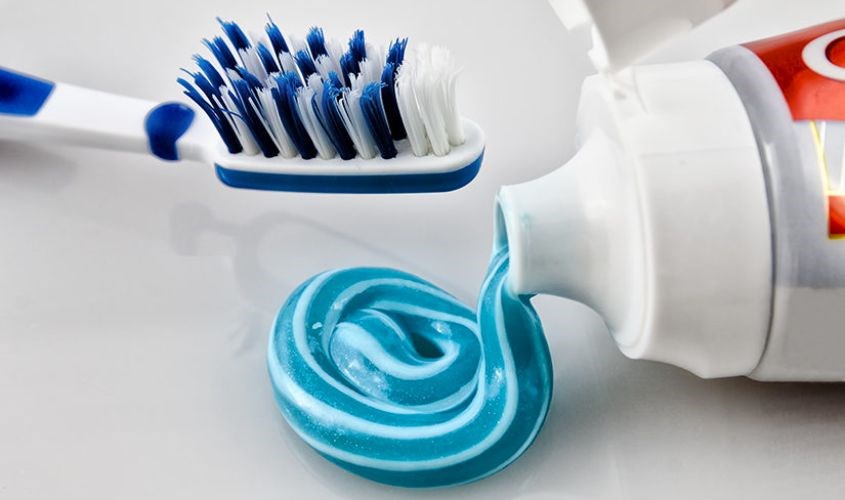 Nhờ thành phần kem đánh răng có chứa nhiều hoạt chất làm sạch Bạn có thể an tâm sử dụng kem đánh răng trên nhiều chất liệu giày khác nhau