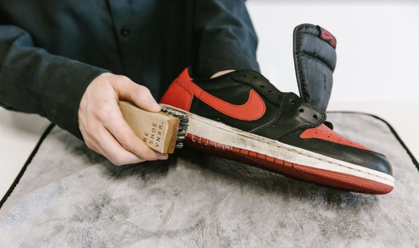 Bạn nên làm sạch bụi trước khi vệ sinh giày Bạn nên làm sạch bụi trước khi vệ sinh giày