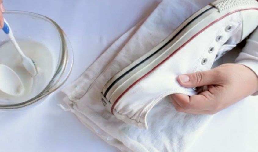 Pha dung dịch giặt giày bằng kem đánh răng và nước ấm Pha dung dịch giặt giày bằng kem đánh răng và nước ấm