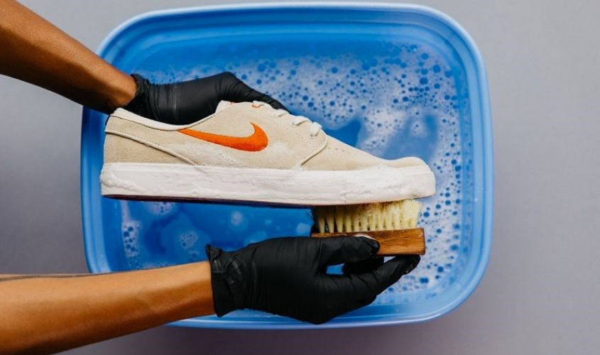 Khi đã hoàn thành bước vệ sinh giày, bạn phải giặt lại đôi giày với nước lạnh Khi đã hoàn thành bước vệ sinh giày, bạn phải giặt lại đôi giày với nước lạnh