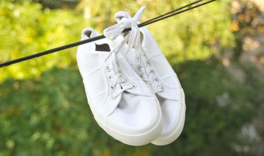 Hãy phơi giày ở nơi thoáng mát, khô ráo để giày không bị ẩm nha Hãy phơi giày ở nơi thoáng mát, khô ráo để giày không bị ẩm nha