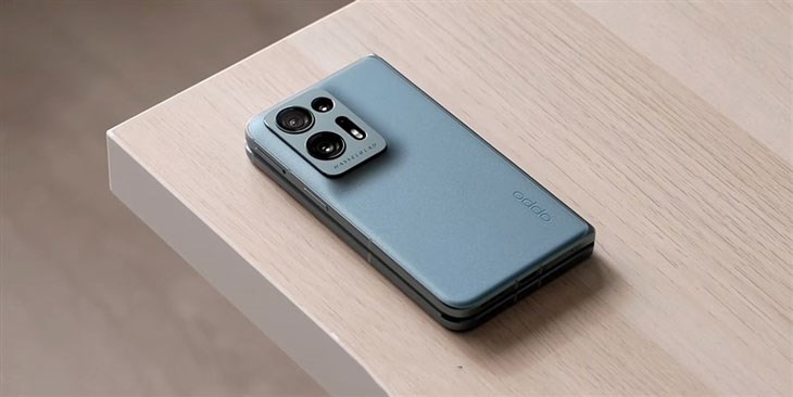 OPPO Find N2 sở hữu mặt lưng gia công từ kim loại nhám hoặc kính bóng