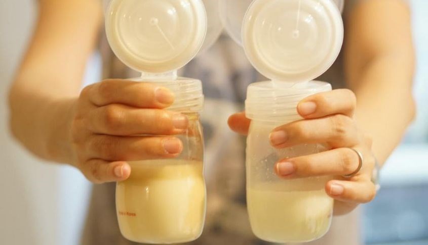 Khi sữa hỏng, lớp váng béo nổi lên và rất khó khuấy tan Khi sữa hỏng, lớp váng béo nổi lên và rất khó khuấy tan