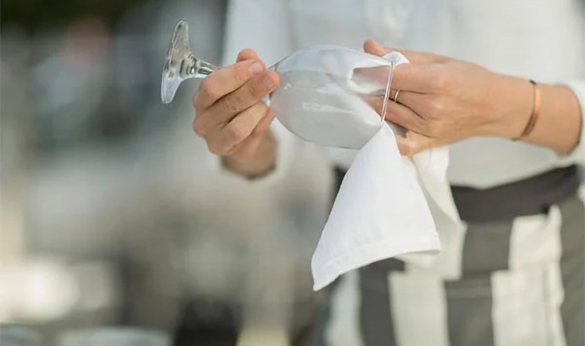 Vệ sinh đồ dùng từ thủy tinh bằng khăn sạch