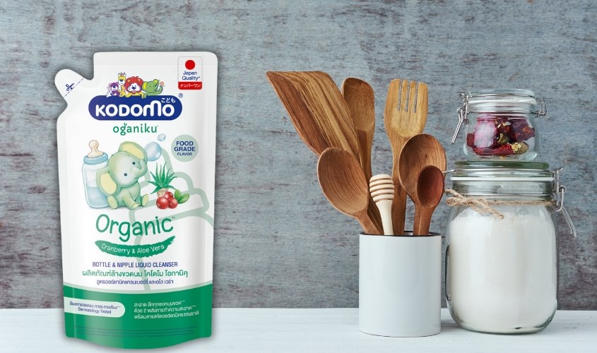 Dung dịch làm sạch đồ dùng Kodomo Organic chiết xuất lô hội và việt quất túi 600 ml hương quả mọng