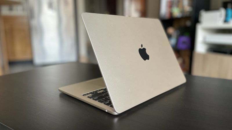 MacBook sở hữu lớp vỏ bằng kim loại chắc chắn và mang đến sự sang trọng, đẳng cấp cho người dùng