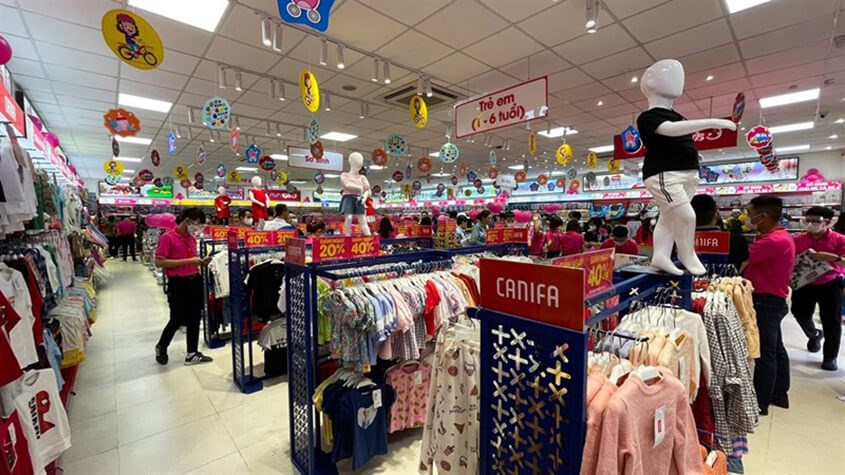 Ba mẹ có thể nhờ đến sự tư vấn của nhân viên bán hàng khi chọn mua quần áo cho bé