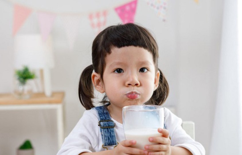 Trẻ uống sữa cận date có sao không?