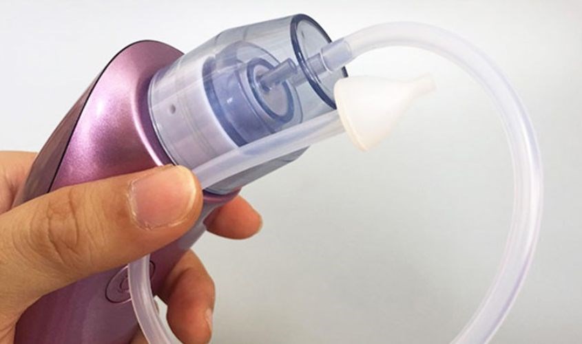 Khi hút mũi xong mẹ cần rửa dụng cụ bằng xà phòng, chà kỹ bằng nước ấm nhiều lần