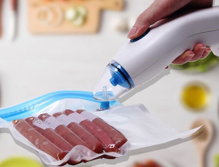 Máy hút chân không cầm tay có thiết kế nhỏ gọn, dễ dàng mang đi mọi nơi