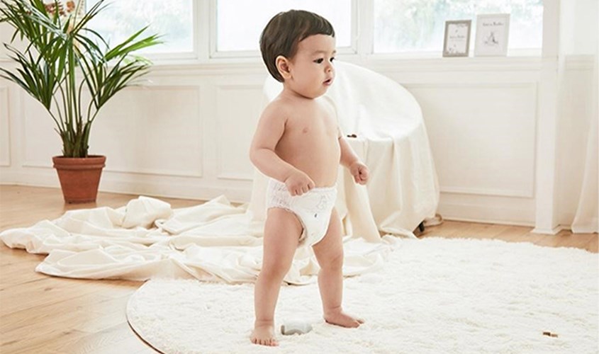 Mẹ cần chọn bỉm đúng kích cỡ, vừa vặn để không gây vướng víu khi bé cử động