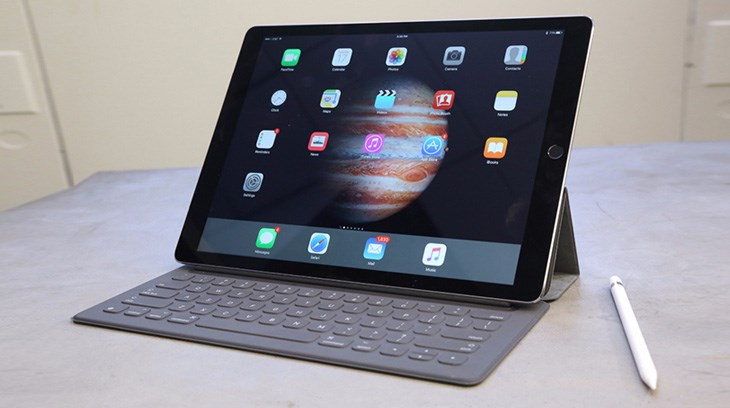 iPad Pro 2020 đi kèm với 2 món phụ kiện siêu xịn, đó là bàn phím Magic Keyboard và bút cảm ứng Apple Pencil