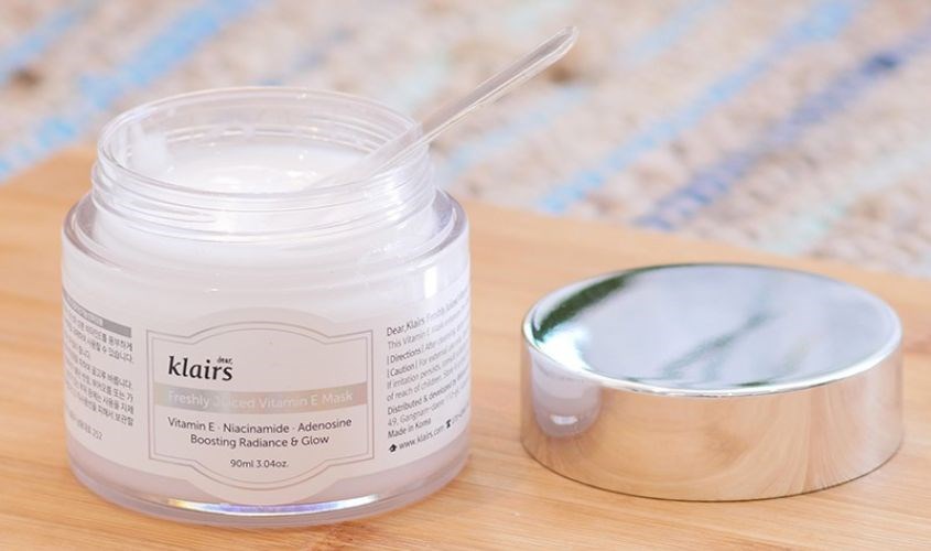 Mặt nạ ngủ vitamin E dưỡng sáng da, cải thiện nếp nhăn Klairs Freshly Juiced 90 ml