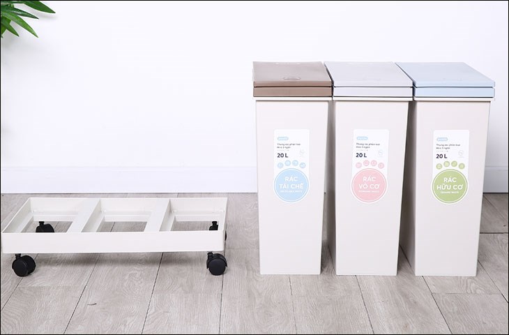 Thùng rác gia đình có nhiều ngăn giúp phân loại rác dễ dàng