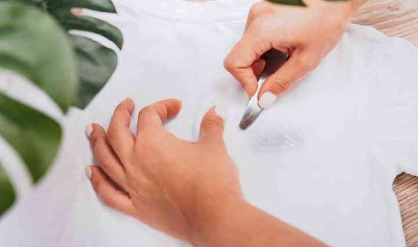 Dùng dao cạo đi các vết bẩn