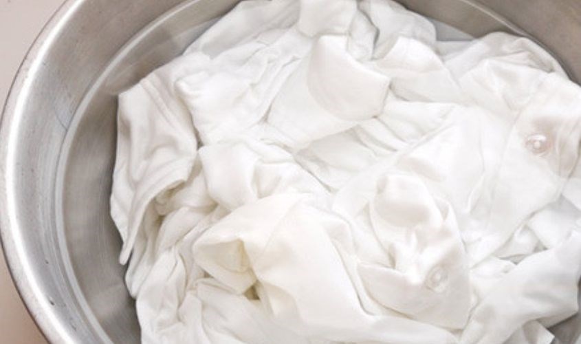 Ngâm quần áo trong nước lạnh 30 phút