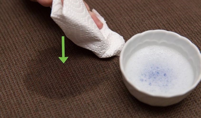 Dùng khăn giấy thấm nhẹ nơi vừa được tẩy bẩn