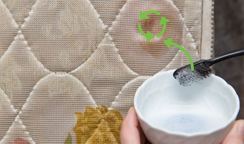 Làm sạch vết socola trên ghế sofa 