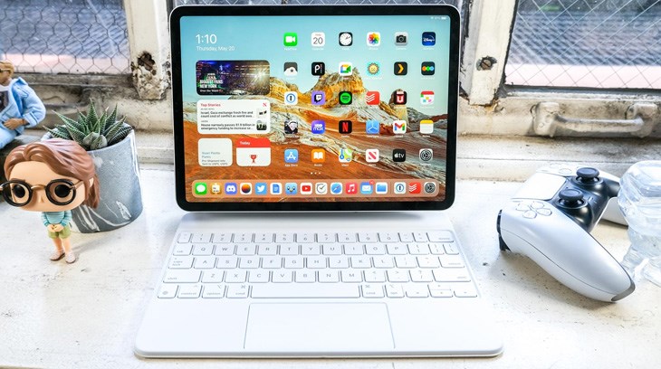 iPad Pro M1 11 inch WiFi 1TB (2021) kết hợp với bàn phím Magic Keyboard cho khả năng hỗ trợ như một chiếc MacBook thu nhỏ