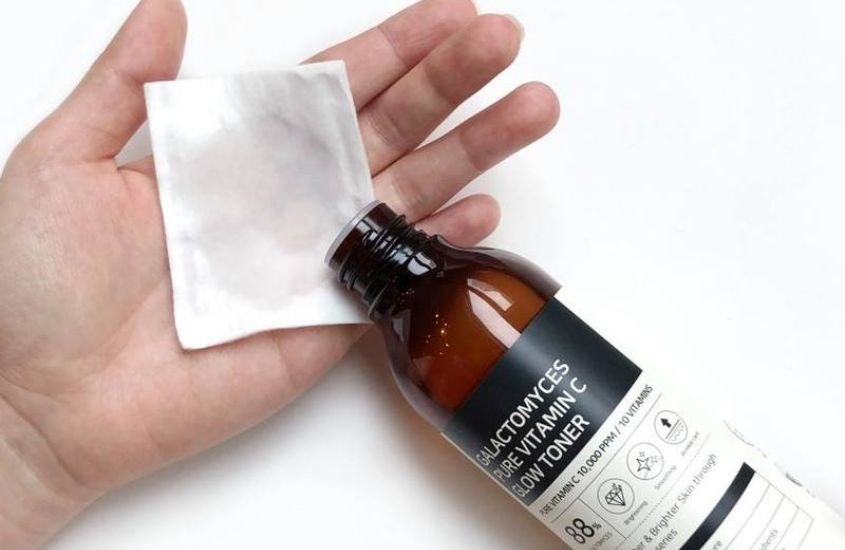 Lấy 1 lượng nhỏ toner thoa đều lên mặt