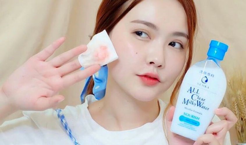 Nước tẩy trang có dạng lỏng, không màu, không hương liệu