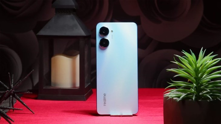 Realme 10 Pro sở hữu thiết kế thời thượng với trọng lượng khoảng 192g, dễ dàng cầm nắm