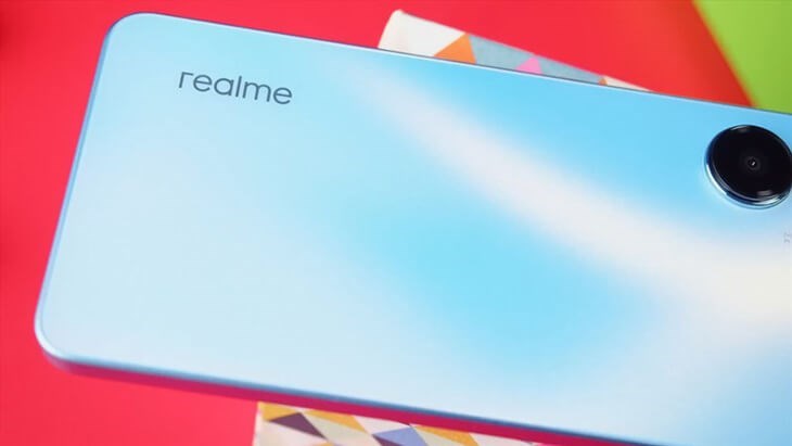 Realme 10 Pro sở hữu mặt lưng nhám thời thượng, giúp chống bám mồ hôi và dấu vân tay