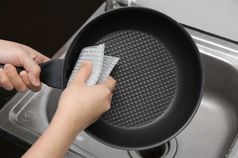 Miếng rửa chén mặt lưới 3M Scotch Brite có trọng lượng nhẹ giúp cọ rửa chảo, nồi dễ dàng