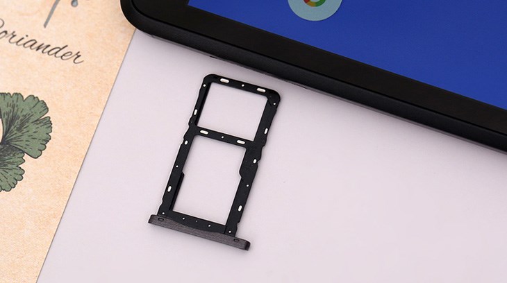 Máy tính bảng Lenovo Tab M8 hỗ trợ khe SIM Nano và kết nối 4G cho phép người dùng nghe gọi và kết nối mạng