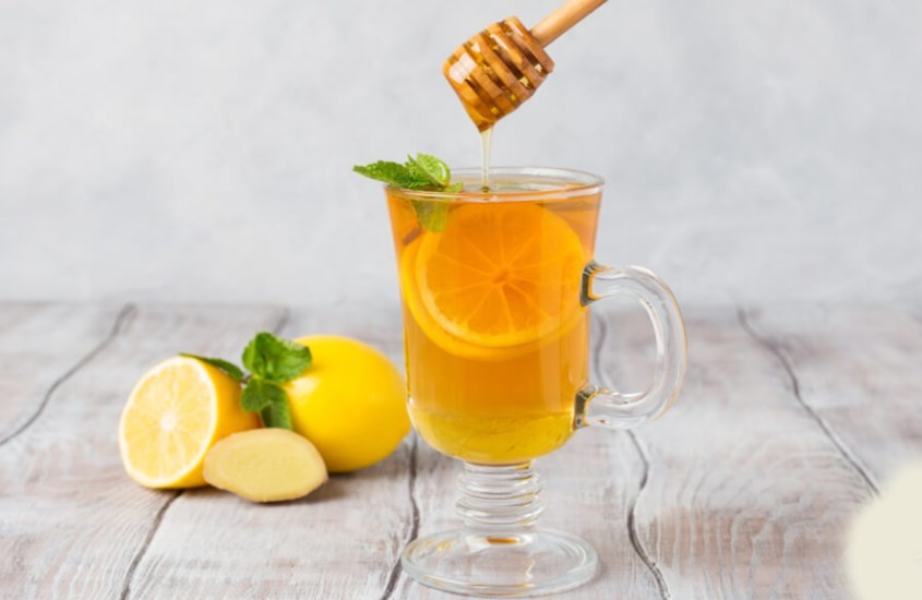 Uống mật ong với nước ấm và chanh để trị ho, cảm lạnh