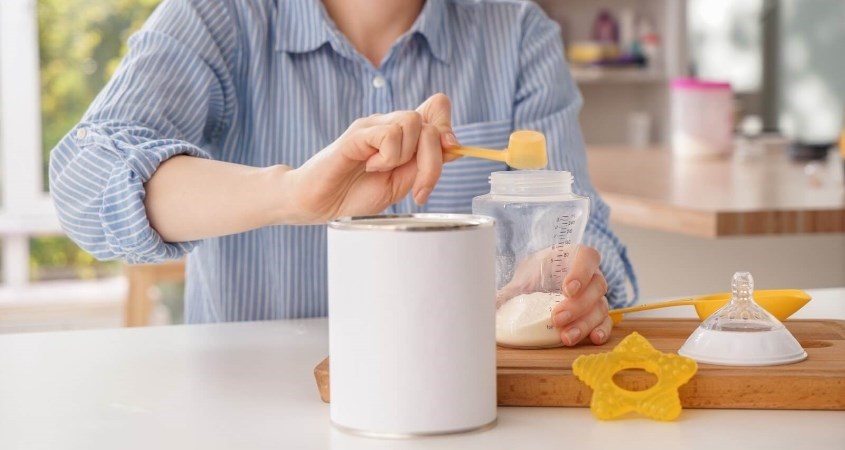 Cho sữa và nước ấm khuấy đều