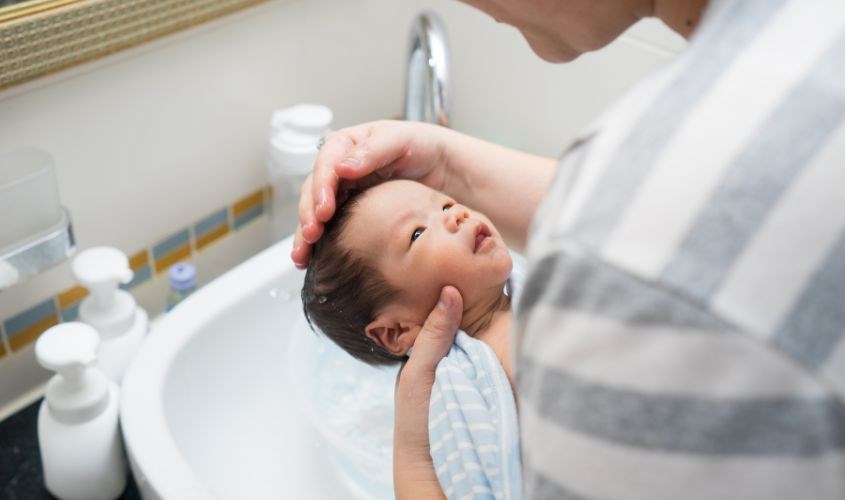 Nên tắm từng phần cho trẻ khi bé bị ốm hoặc thời tiết quá lạnh