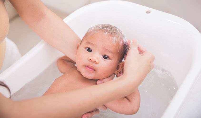 Tắm cho bé khoảng từ sau 9h30 buổi sáng và trước 4h30 buổi chiều (tuỳ theo mùa)