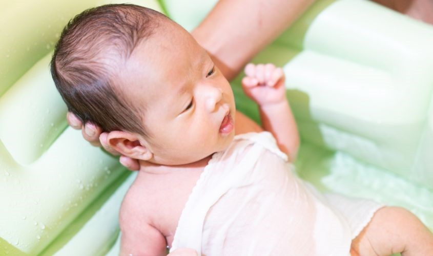 Tắm toàn thân cho trẻ sơ sinh