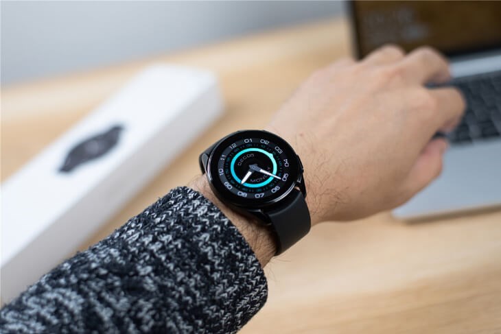 Xiaomi Watch S2 còn sở hữu màn hình AMOLED và mặt kính Sapphire cho khả năng hiển thị thông tin rõ nét