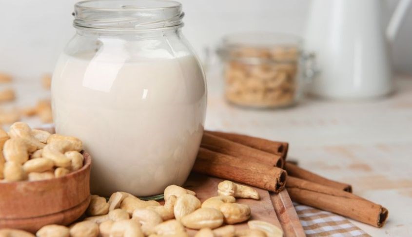 Sữa hạt điều chứa hàm lượng chất béo tốt, giúp chị em no lâu và giảm cảm giác thèm ăn