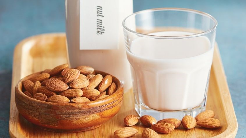 Sữa hạt là món đồ uống không thể thiếu khi chị em ăn low-carb