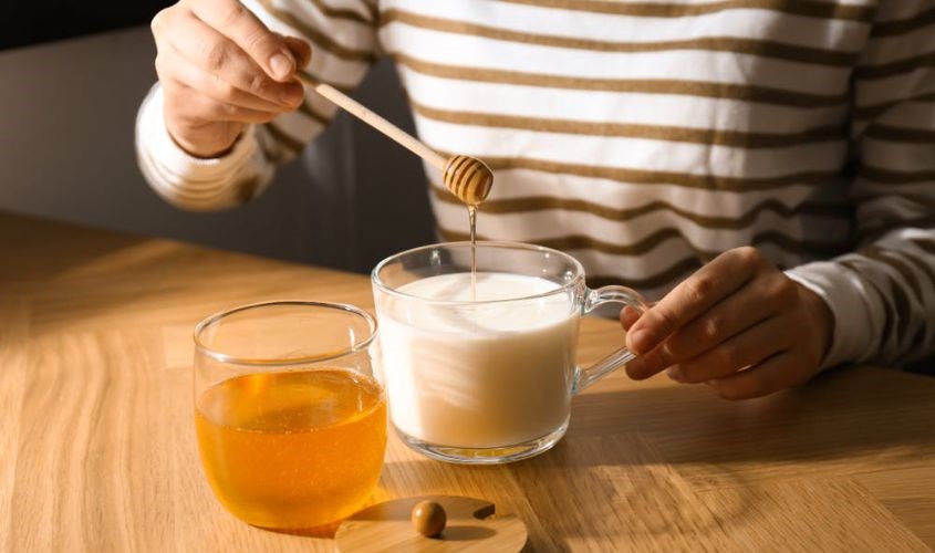 Uống sữa với mật ong